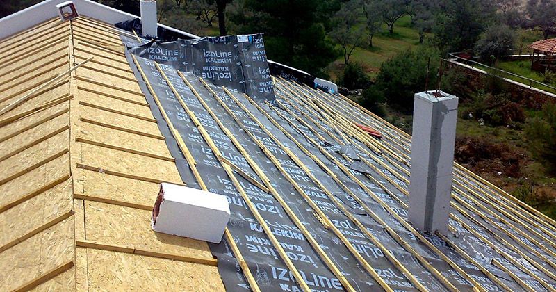 Gediz EPDM Kauçuk Çatı – OSB üzerine serilmiş nefes alan su yalıtım örtüsü ve çıtalama